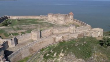 Ukrayna 'nın Odessa bölgesindeki Bilhorod Dnistrovskyi şehrinde Akkerman Fortess' in 4k hava aracı görüntüleri. Panoramik çekim. Ukrayna 'da seyahat yerleri