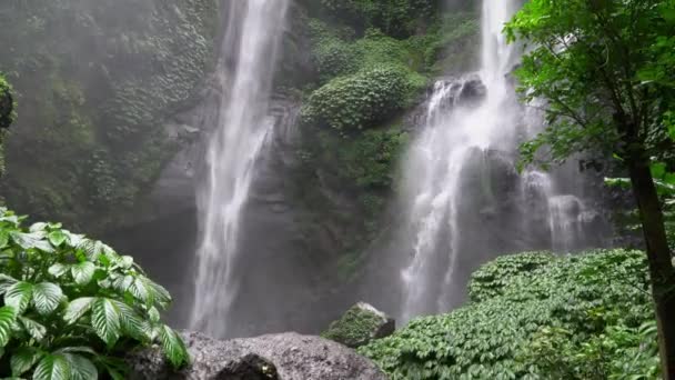 インドネシアのバリ島で人気のアトラクション セクトヤーウォーターファル アジアの旅行先や自然リゾート — ストック動画