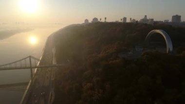 Sabahın erken saatlerinde Ukrayna 'nın başkenti Kyiv' deki Dinyeper nehri üzerinde sonbaharda bir yaya köprüsünün hava aracı görüntüsü. Panorama gerçek zamanlı