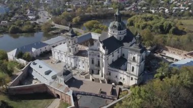 Berdychiv 'deki Bare Carmelites Manastırı' nın sonbahar hava aracı görüntüleri. Kuzey Ukrayna 'daki Zhytomyr Oblastı' nın tarihi şehri. Ukrayna 'da seyahat yerleri