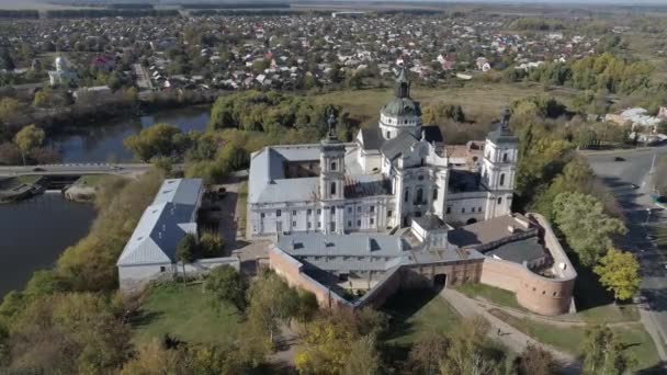 ウクライナのZhytomyr州の歴史的な都市 ベルディシヴィチのベアカルメル人修道院の空中無人機の映像 ウクライナ全土の旅行先 — ストック動画