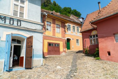 SIGHISOARA, ROMANIA - 8 Ağustos 2019: Romanya 'nın Sighisoara kentindeki eski ortaçağ sokakları, UNESCO tarafından bir Dünya Mirası Alanı olarak listelendi.