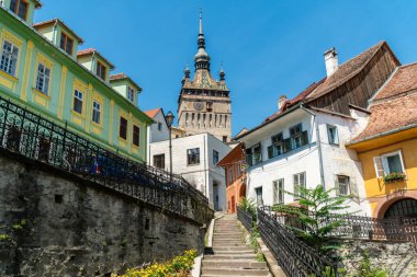 UNESCO tarafından Romanya 'nın Sighisoara kentinde bir Dünya Mirası Alanı olarak listelenen, iyi korunmuş eski bir kasabadaki ana ortaçağ saat kulesine bakan eski ortaçağ caddeleri