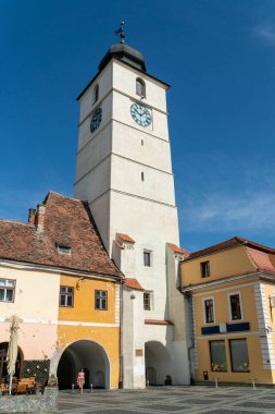 SIBIU, ROMANIA - 9 Ağustos 2019: Romanya 'nın Sibiu kentindeki eski şehrin sokaklarında yürüyen insanlar