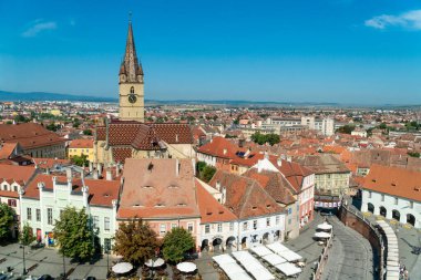 SIBIU, ROMANIA - 9 Ağustos 2019: en tepeden eski kasaba manzarası