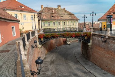SIBIU, ROMANIA - 9 Ağustos 2019: Romanya 'nın Sibiu kentindeki eski şehrin sokaklarında yürüyen insanlar