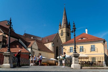 SIBIU, ROMANIA - 9 Ağustos 2019: Romanya 'nın Sibiu kentindeki eski şehrin sokaklarında yürüyen insanlar