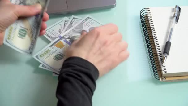 Κοντινό Πλάνο Γυναικεία Χέρια Που Μετρούν Χαρτονομίσματα Των 100 Δολαρίων — Αρχείο Βίντεο