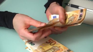 4K, 50 Euro 'luk banknotları sayan kadın eli görüntülerini kapatın. Ev finansmanı kavramı