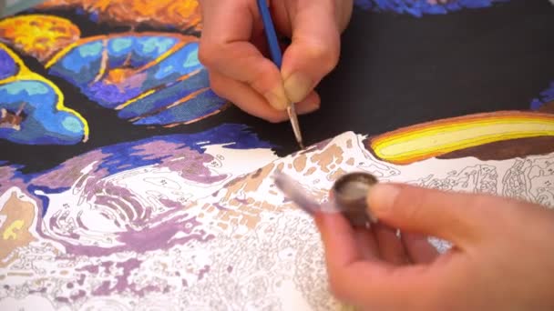 Закройте Видео Женской Руки Кистью Рисования Цифрами Акриловой Краской Холсте — стоковое видео