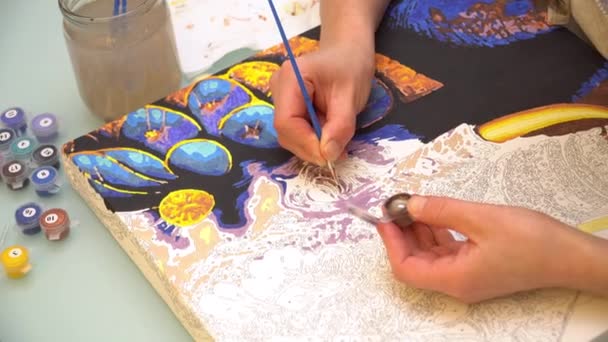 Närbild Video Kvinnlig Hand Med Penselmålning Siffror Med Hobbyfärg Duk — Stockvideo