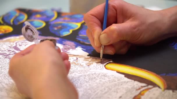 Zamknij Film Kobiecej Ręki Malowaniem Pędzlem Liczbami Farbą Akrylową Płótnie — Wideo stockowe