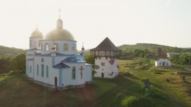 Ukrayna 'nın Vinnytsa bölgesindeki Podillya' da yer alan Busha Eyaleti Tarihi ve Kültürel Rezervinin 4k hava günbatımı görüntüleri. 