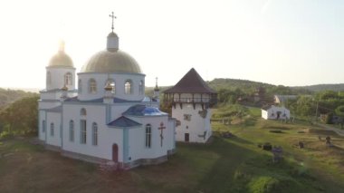 Ukrayna 'nın Vinnytsa bölgesindeki Podillya' da yer alan Busha Eyaleti Tarihi ve Kültürel Rezervinin 4k hava günbatımı görüntüleri. 