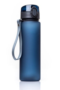 Beyaz arka planda spor olsun diye mavi buzlu plastik içki şişesi.