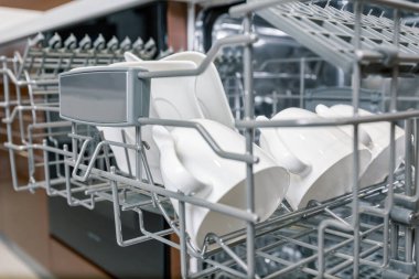 Bulaşık makinesindeki beyaz bardakları yakın plan çek. Mutfak aletleri 