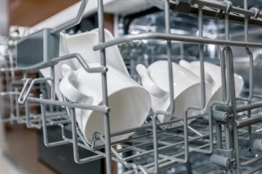 Bulaşık makinesindeki beyaz bardakları yakın plan çek. Mutfak aletleri 