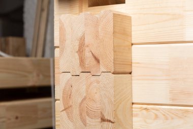 Yapışkan bir çam ağacının ahşabını kapat. Ekolojik ve hızlı inşaat tekolojisi kavramı