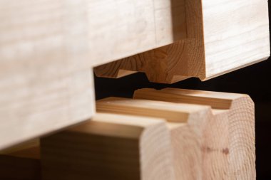 Yapışkan bir çam ağacının ahşabını kapat. Ekolojik ve hızlı inşaat tekolojisi kavramı