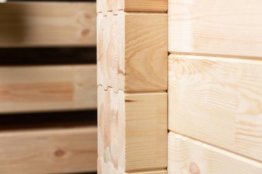 Yapıştırılmış çam ağacı keresteleri. Ekolojik ve hızlı inşaat tekolojisi kavramı
