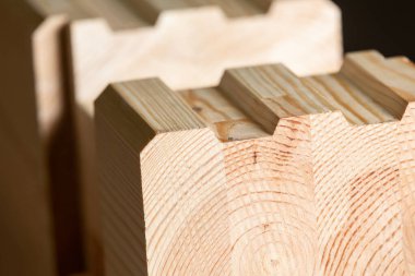 Yapışkan bir çam ağacının ahşabını kapat. Ekolojik ve hızlı inşaat tekolojisi kavramı