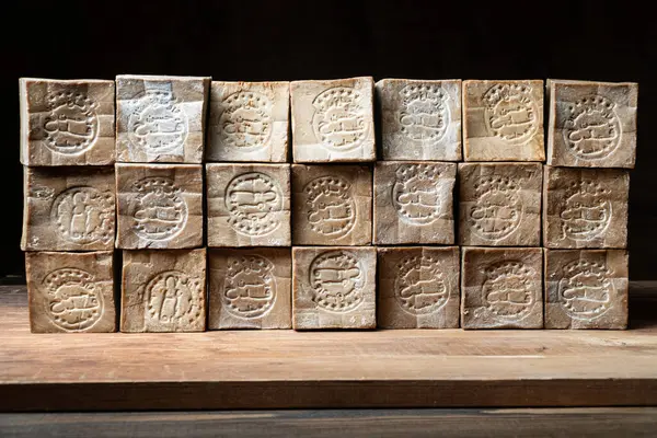 Arkaplan olarak eski ve kuru geleneksel aleppo çubukları organik defne sabunu. 