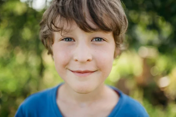 特写男孩面对幸福少年衬衫滑稽的表情 — 图库照片
