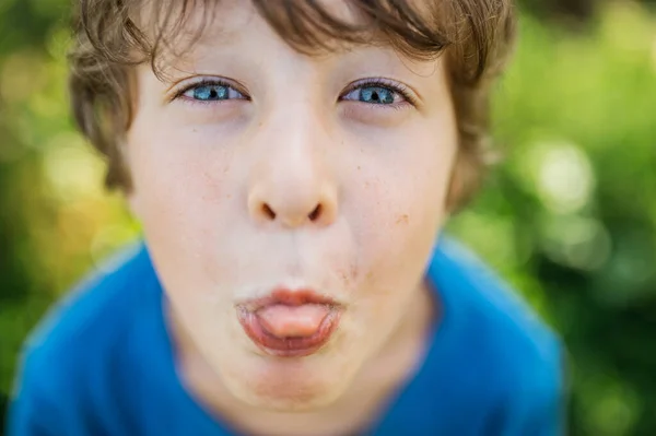 男孩露出舌头 开朗有趣 活泼可爱的男孩肖像画在户外 在后院玩耍 — 图库照片