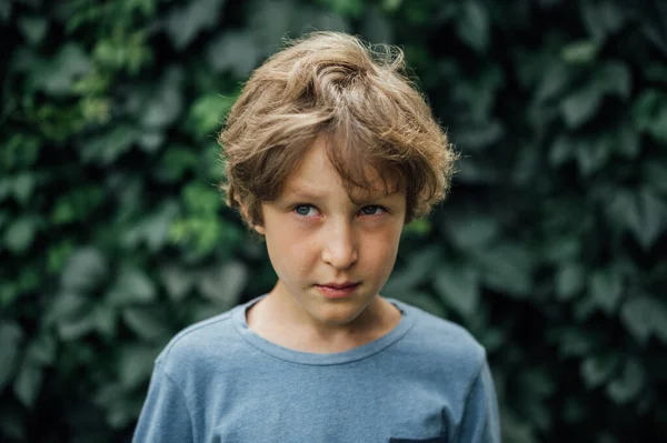 户外男孩的画像 内疚或不和的情绪 — 图库照片