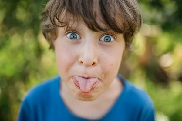 Rosto Retrato Menino Adolescente Closeup Masculino Emoção Grimace Branco Caucasiano — Fotografia de Stock