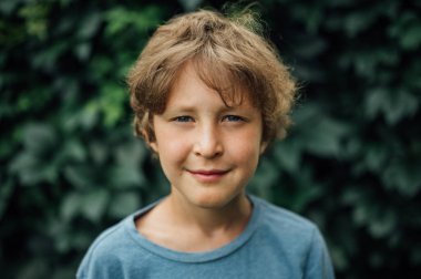 Sekiz ya da on yaşında olumlu duyguları olan bir çocuğun yüzü.