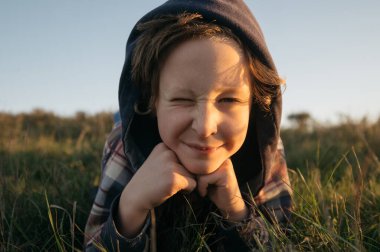 Doğada 10 yaşında bir çocuğun portresi.