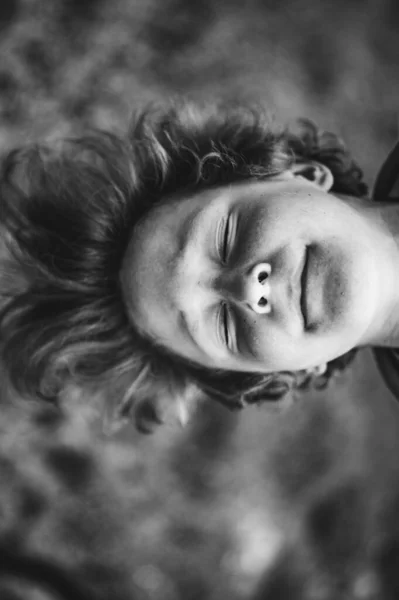Schwarz Weiß Kinderporträt Eines Jungen Mit Geschlossenen Augen — Stockfoto