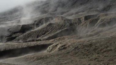 Volkanik lavın buharlı yüzeyi