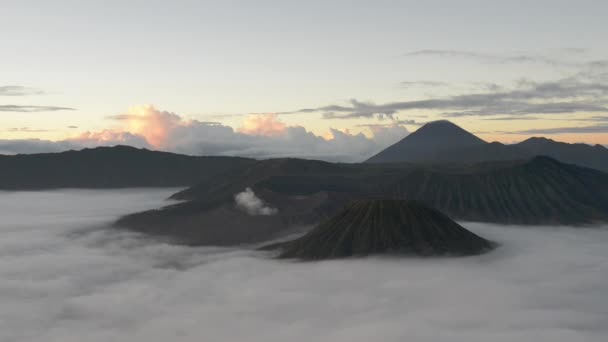 Bromo Vulkan Molnen Gryningen Indonesien — Stockvideo