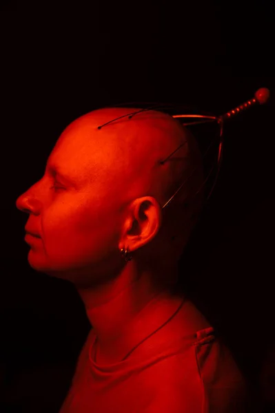 一个没有头发的女人的敏感的创造性的肖像 单色红光 头上的点 — 图库照片
