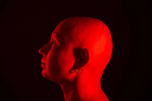 Łysy Mężczyzna Czerwonym Świetle Twórczy Portret Kobiety Czarnym Tle — Zdjęcie stockowe