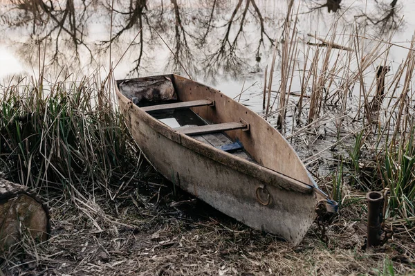 Velho Barco Pesca Margem Rio Início Primavera — Fotografia de Stock