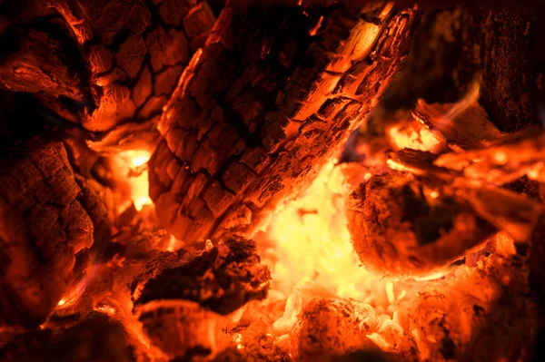 从火灾的抽象背景中焚烧煤块 — 图库照片