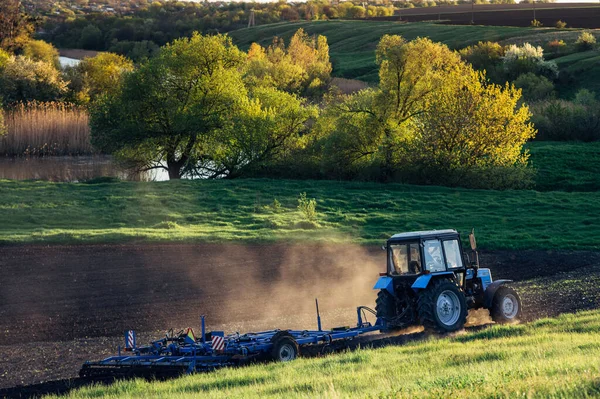 Трактор Обрабатывает Землю Поле Весной Красивую Природу Ландшафт Рекой Холмами — стоковое фото