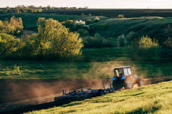 Traktor Obdělává Půdu Krásné Přírodní Pole Jaře Krajina Kopci — Stock fotografie