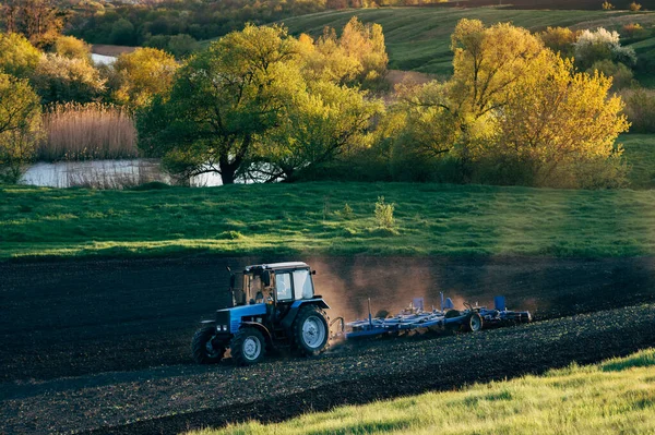 Трактор Вспахивает Землю Весной Красивый Пейзаж — стоковое фото