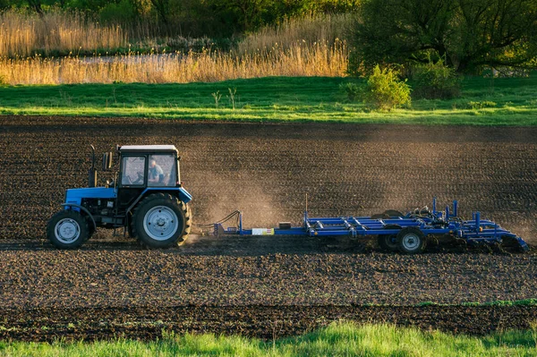 Traktor Obdělává Jaře Půdu Poli — Stock fotografie