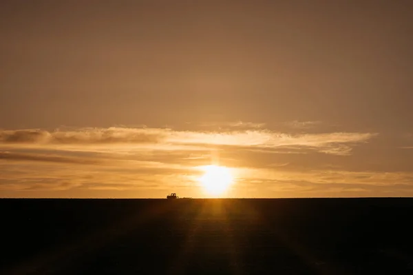 Západ Slunce Silueta Traktoru Oblasti Zemědělství Panorama — Stock fotografie