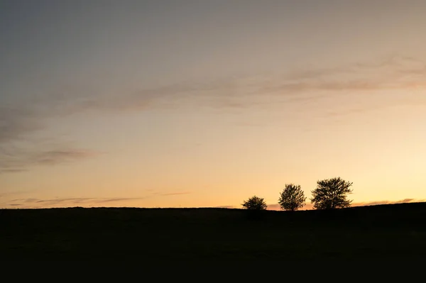後半の地平線からの風景と対照的な夕日 — ストック写真