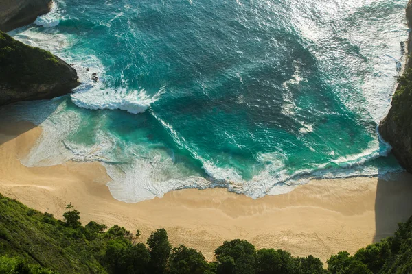 Horní Pohled Oceánský Záliv Vlny Přicházejí Písečnou Pláž Tropech — Stock fotografie