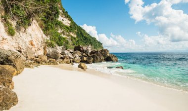 Okyanus kıyısı kumsalı ve insan yok.