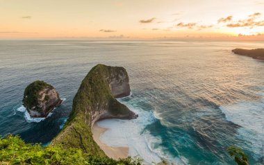 Okyanus manzarasını gezmek tropik güneş ışığı nusa penida uçurumu