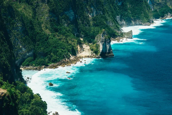 Costa Dell Oceano Indiano Rocce Con Vegetazione Verde Bellissimo Colore — Foto Stock