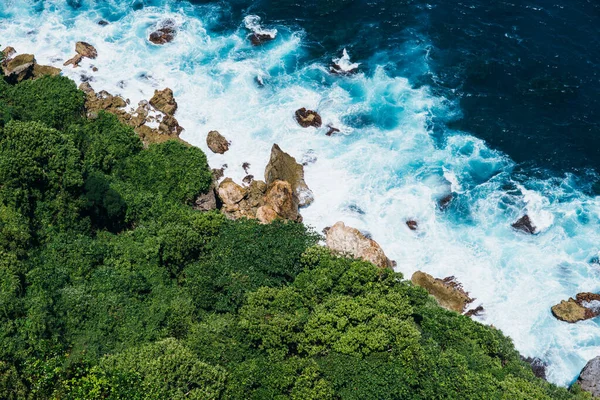 Útes Blízkosti Oceánu Horní Pohled Skály Stromy Krásná Barva Vody — Stock fotografie
